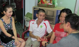 Phạm Văn Mách mang Tết đến cho VĐV khuyết tật