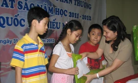 Bí thư T.Ư Đoàn Nguyễn Thị Hà trao học bổng cho thiếu nhi