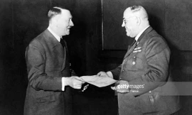 Hồ sơ bệnh án của trùm phát xít Hitler - Kỳ 3: Uống thuốc độc