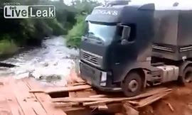 Hãi hùng đoàn xe tải 'siêu trọng' vượt cầu gỗ nát