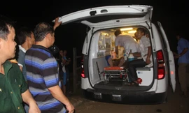 Xe cấp cứu đưa nạn nhân còn sống đến Trung tâm y tế huyện cấp cứu. Ảnh: Báo Người lao động.