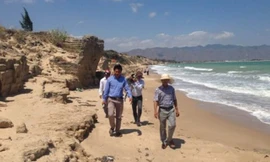 Lãnh đạo UBND xã Phước Thể đi thực địa, trưa 4/3. Ảnh: A.Nhiên.