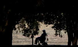 Việc chẩn đoán nhầm bệnh đã khiến một người đàn ông không thể tự đi bằng hai chân của mình trong 43 năm.