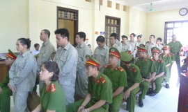 Các bị cáo ra tòa lĩnh án. Ảnh: Duy Chiến.