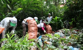 Các bạn trẻ nhặt rác tại Tây Thiên