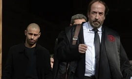 Javier Mascherano (trái) đến tòa án hôm 21/1. Cầu thủ này bị cáo buộc hai tội danh trốn thuế vào năm 2011 và 2012, với số tiền tổng cộng khoảng 1,75 triệu đôla đánh trên thu nhập từ quảng cáo. 