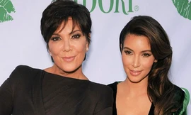 Mẹ Kim Kardashian (trái) được cho là người đứng sau, giúp phát hành cuốn băng sex của con gái.