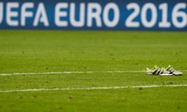 Thủ môn Đức chán chường vứt bỏ giày áo khi thua Pháp