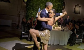 Tổng thống Obama biểu diễn tango cùng vũ nữ nóng bỏng