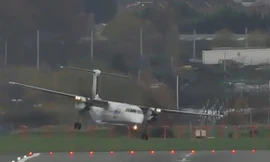 Máy bay chao đảo trên đường băng Anh vì gió mạnh