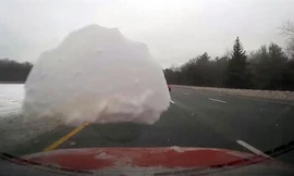 Băng rơi từ xe trước đập vỡ kính xe sau