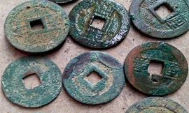 Một số xu tiền cổ được anh Thắng lấy ra từ hũ sành.