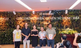 Bàn giao sổ đỏ cho khách hàng mua biệt thự Flamingo Đại Lải