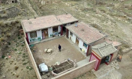 Đối với nhiều người, cuộc sống mưu sinh bị cô lập với thế giới bên ngoài có lẽ rất đáng sợ và khó khăn. Thế nhưng ông Liu Shengjia đã sống một mình suốt 10 năm qua trong làng Xuenshanshe (thuộc tỉnh Cam Túc, Trung Quốc).