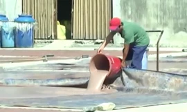 Ruốc phơi trên bạt nhựa ngay đường bụi mù mịt