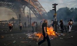 Ẩu đả dưới tháp Eiffel trong trận chung kết Euro