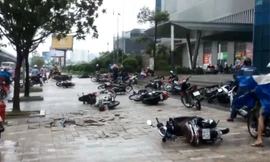 Gió thổi xe máy đổ la liệt gần tòa nhà Keangnam Hà Nội