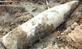 Đầu đạn nằm chênh vênh giữa đồng do chiến tranh để lại trên vùng đất gắn liền với chiến thắng Ba Gia năm xưa.