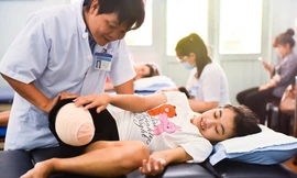 Nụ cười trên đôi nạng gỗ của nữ sinh bị cưa chân oan