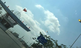 Bóng đèn bật suốt buổi sáng 21/3. Ảnh: Thúy Cao.