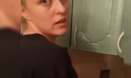 Ông chồng lên Facebook xin 10.000 chữ ký để vợ cho đi uống bia