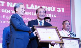 NSND Trần Hiếu trong lễ nhận bằng xác lập kỷ lục hôm 7/5 vừa qua.