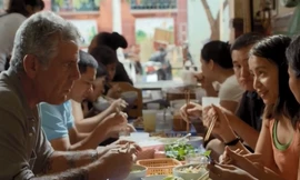 Đầu bếp Mỹ thưởng thức bún 'mắng' ở Hà Nội