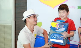 Nghệ sĩ Xuân Bắc giao lưu cùng các em nhỏ đã được Operation Smile phẫu thuật. Ảnh: H.D.