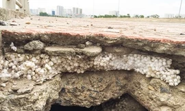 Cận cảnh bê tông lót xốp trên cầu vượt đường sắt Hà Nội