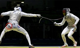 Kiếm thủ Pháp rơi điện thoại khi đang thi đấu tại Olympic