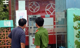 Cảnh sát khám nghiệm hiện trường máy ATM bị trộm. Ảnh: Hồ Nam.