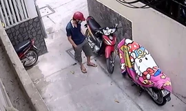 Tên trộm bịt mặt bẻ khóa xe máy trong tích tắc