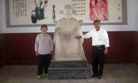 Hậu duệ họ Phan bên tượng Võ Đại Lang.