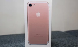 Hộp đựng máy với hình mặt lưng của iPhone 7, màu sắc trên hộp cũng là màu của máy. Phiên bản đầu tiên xuất hiện tại Việt Nam có màu vàng hồng với dung lượng 256GB, đây là dung lượng bộ nhớ trong lớn nhất hiện nay trên smartphone.