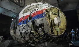 Mảnh vỡ máy bay MH17. Ảnh: Reuters.