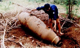 Quả bom này được cơ quan chức năng mang đi hủy sau khi giành lại nó từ một tay cưa bom.