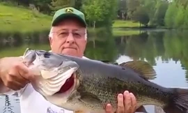 Người đàn ông dùng tay không câu cá khủng