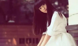 Zhou xinh đẹp trước khi phát hiện mắc bệnh ung thư. Ảnh: PeopleCN.