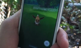 Ba cô gái quên trả tiền cơm, bỏ lại xe máy để “săn” Pokemon