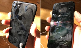 iPhone 7 Jet Black được một người chụp lại ở Apple Store. Ảnh: Reddit.