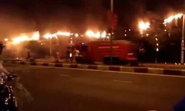 'Đường lửa' dài 400m cháy rực lưng chừng trời