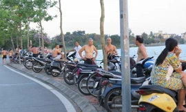 Mỗi buổi chiều, hàng trăm người kéo về hồ Tây để tắm.