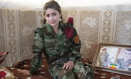 Nữ chiến binh người Kurd làm đẹp trước khi ra trận