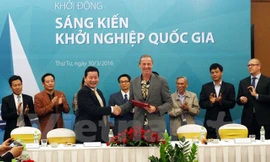 Ông Trương Gia Bình (FPT) và đối tác ký hợp tác thành lập VIISA. Ảnh: T.H/Vietnam+.