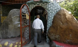 Người đàn ông đào hang làm nhà suốt 12 năm