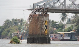 Cầu Ghềnh đổ sập.