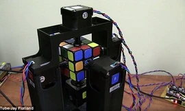 Robot có thiết kế với các trục để xoay khối rubik.
