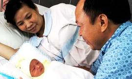 Niềm vui làm cha mẹ của vợ chồng sản phụ Nguyễn Thị Hiền.