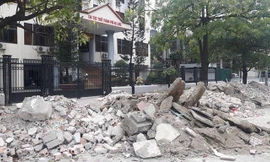 Yêu cầu cơ quan điều tra vào cuộc làm rõ những đối tượng đổ phế thải xây dựng, "vây" trụ sở Thuế.