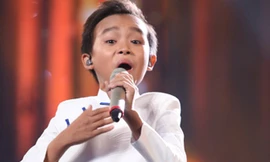 Hồ Văn Cường trình diễn với phong cách vui tươi, nhí nhảnh hơn so với các tuần thi trước. Ảnh: Phước Trí.